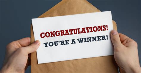 Felicidades Que Eres Un Ganador Mano Con Sobre Con Letra Vista