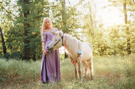 Mujer en vestido púrpura abrazando caballo unicornio blanco los sueños