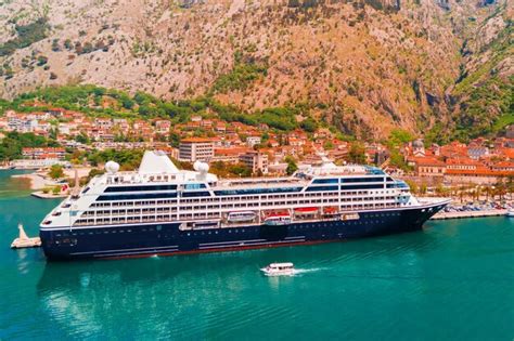 Grande Navio De Cruzeiro Moderno Na Vista Superior Do Porto Foto Premium