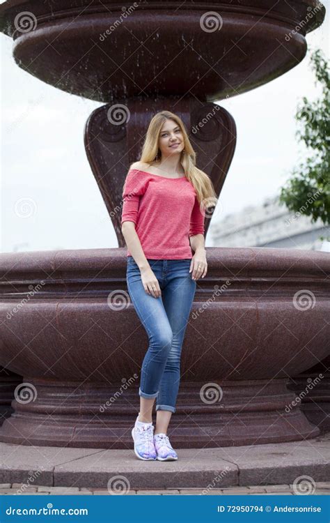 Jeune Belle Femme Blonde De Portrait Photo Stock Image Du Personne Caucasien