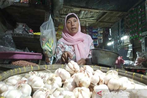 Stok Bawang Putih Menipis Imbas Pembatasan Impor Dari China