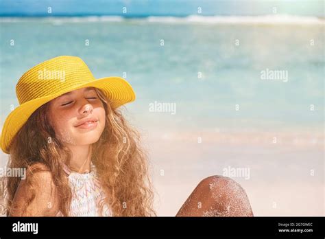 Teenagerin im bikini Fotos und Bildmaterial in hoher Auflösung Alamy