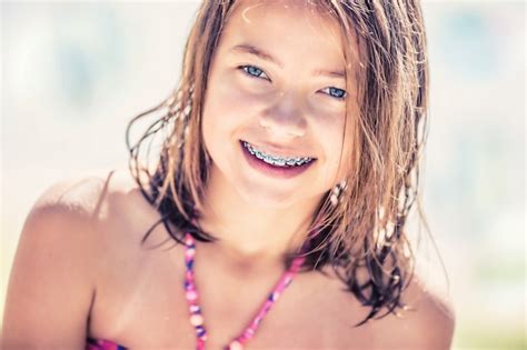 Chica con frenillos de dientes retrato de una linda niña en un día soleado en bikini Foto Premium