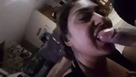 Amateur Cuckolding Milf Lutscht Ehemann Und Seinen Besten Freund Xhamster