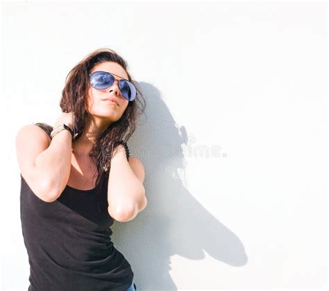 Ragazza Calda Del Brunette Alla Luce Solare Calda Fotografia Stock Immagine Di Nero Persona