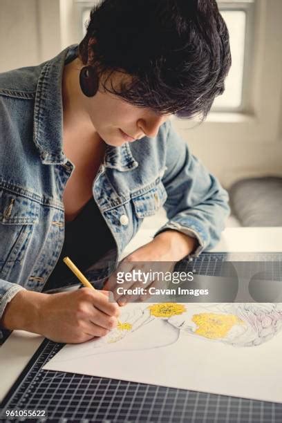 194 Yellow Jacket Drawing Stock Photos, High-Res Pictures, and Images - Getty Images