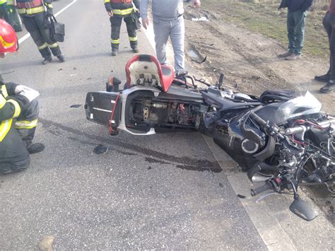 Accident rutier cu o victimă între o mașină și o motocicetă la