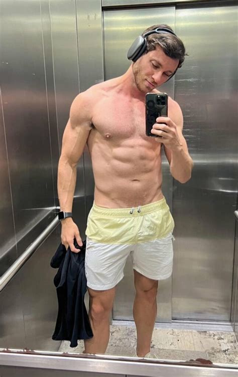 Foto Do Ex BBB Lucas Bissoli A Rola Marcando Na Sunga Todos