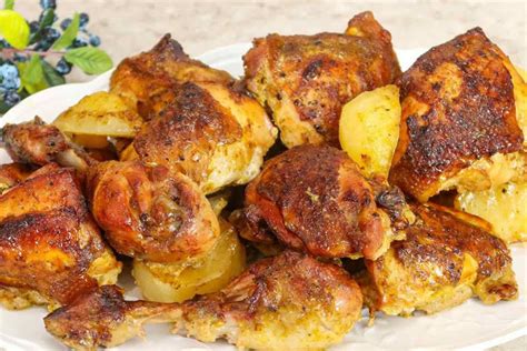 Frango Assado Com Batatas Uma Opção Para Domingo De Dia Das Mães Especial