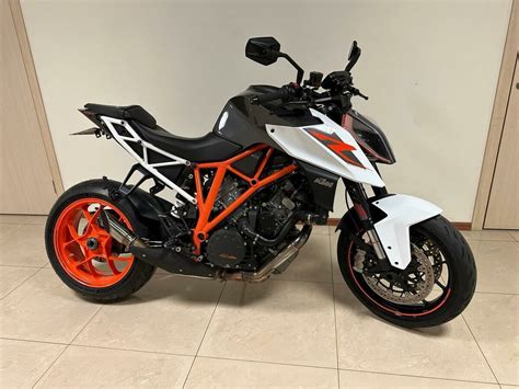 Купить б у KTM 1290 Super Duke R инжектор 6 передач в Москве оранжевый naked bike 2018 года на