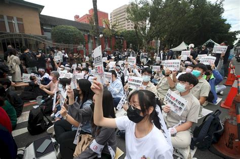 立法院會25日將表決18歲公民權修憲案，有多個民間團體及高中生一早齊聚立法院外，高舉「這次修憲不投票 下次選舉少一票」等看板，靜坐表達立場