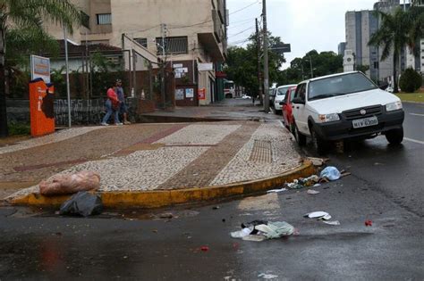 Sem coleta há três dias chuva espalha lixo e sujeira toma ruas da