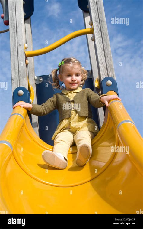 Jeune Fille Sur Toboggan Banque De Photographies Et Dimages à Haute