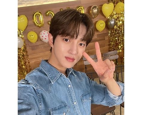 7 Potret Bong Jae Hyun Golden Child Pemeran Eun Ho Di Twinkling