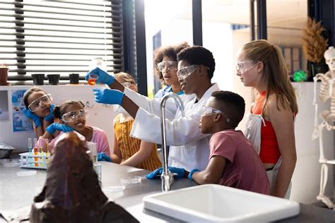 Diversas professoras e crianças de escola fazendo experiências na aula