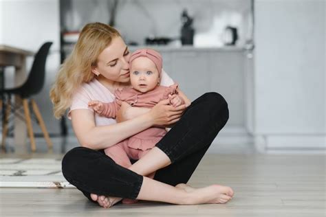 Retrato De Madre E Hijo Riendo Y Jugando Foto Premium