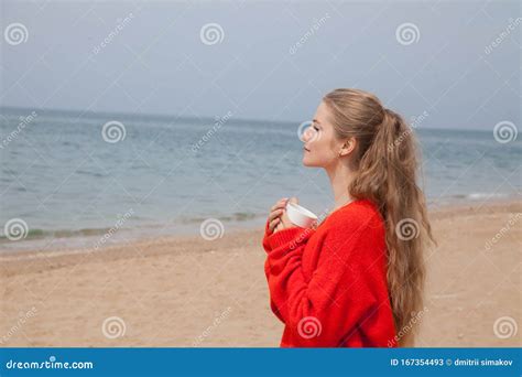 La Belle Femme Blonde Boit La Boisson Chaude Sur La Plage Par La Mer Image Stock Image Du Sain