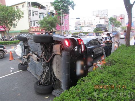 影高雄三車追撞自撞分隔島翻車 駕駛不顧傷勢急救車內神像