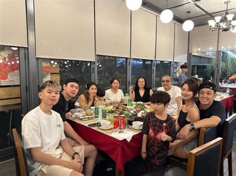 Hot girl tạp hóa Hàn Hằng diện bikini nhỏ xíu trong chuyến du lịch biển cùng gia đình Huyme