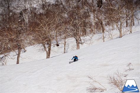 大雪山旭岳ロープウェイスキー場 残雪の北海道最高峰に今季最後のシュプールを。 北海道雪山情報｢snowfreaks｣