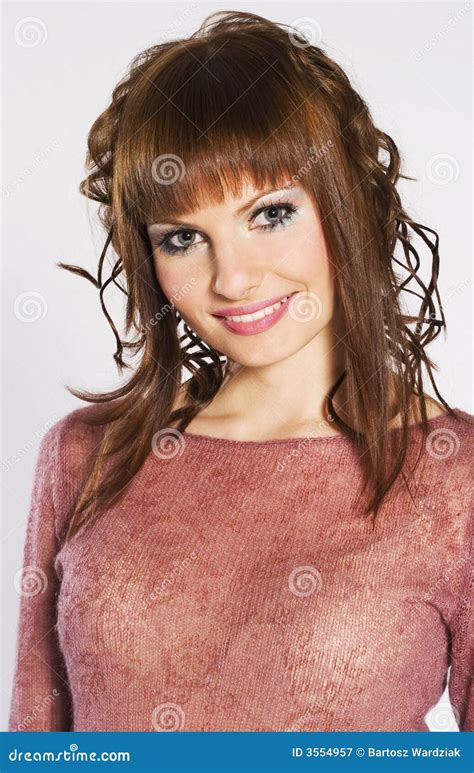 Brunette Na Cor De Rosa Imagem De Stock Imagem De Expressar