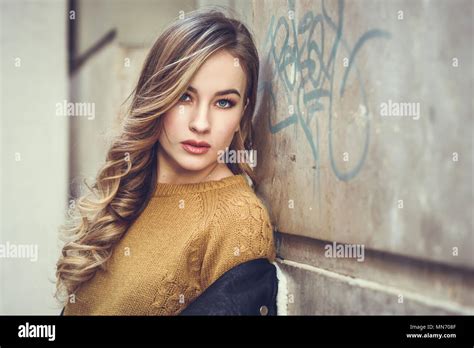 Blonde Frau Im St Dtischen Hintergrund Sch Ne Junge M Dchen Mit Schwarzen Leder Jacke Und Mini