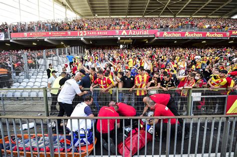 Ultras Del Lens Invadieron Cancha Para Enfrentar A Los Del Lille En Ligue 1