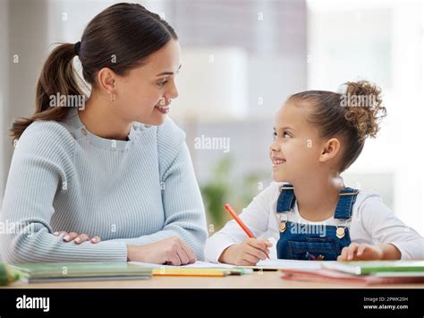 Las mamás que transmiten su conocimiento una joven madre ayudando a su