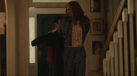 Chloé Printed Pussy Bow Silk Crepe Blusa usada por Gideon Todd Almond como se ve en Gossip