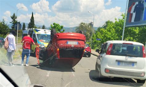 Spettacolare Incidente Su Viale Magna Graecia Un Auto Carambola E Si