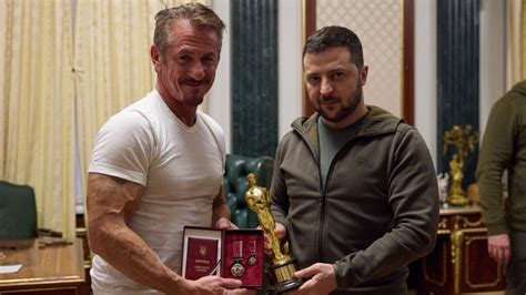 Kiev Sean Penn Remet Un De Ses Oscars Volodymyr Zelensky Qui Lui