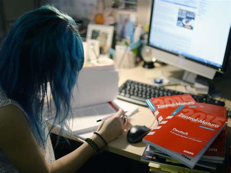 Schüler atmen auf: Zusätzliche Tage für VWA-Abgabe - VOL.AT