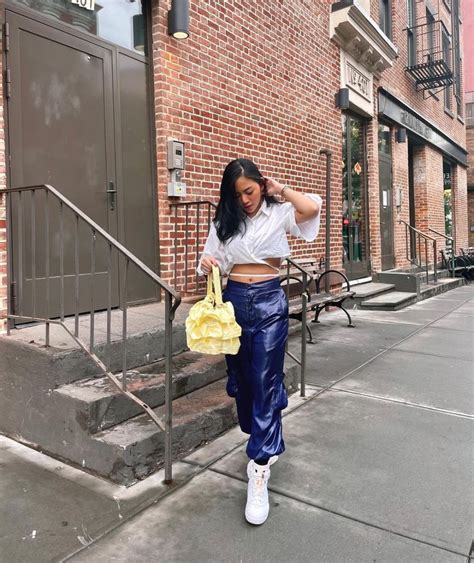 9 OOTD dengan Tas Warna Kuning, Ciptakan Kesan Hangat