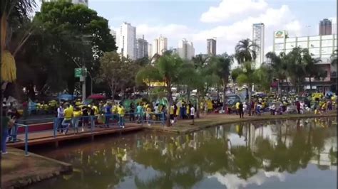 Manifestantes carregam faixas frases antidemocráticas em ato a