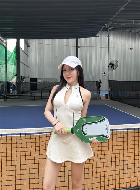 Trổ tài dancer xập xình trên sân hot girl pickleball gây tranh cãi nảy lửa