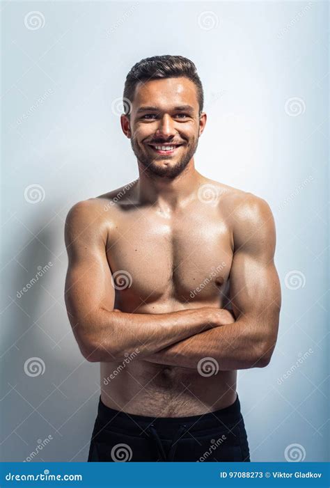 Retrato De Um Homem Descamisado Muscular De Sorriso Imagem De Stock