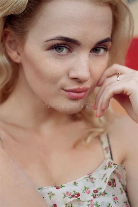 Portret Gelukkige Glimlachende Mooie Blonde Vrouw Met Blauwe Ogen Stock Foto Image Of Geluk