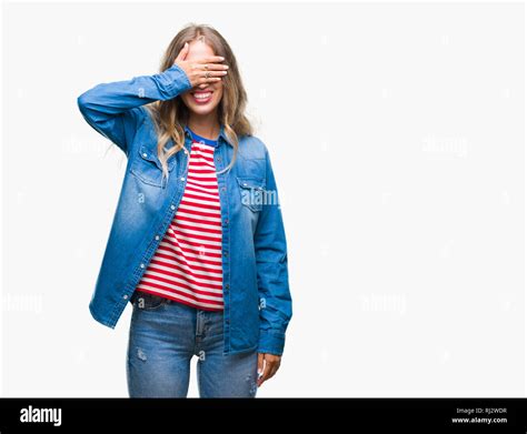 Schöne junge blonde Frau über isolierte Hintergrund Lächeln und Lachen mit der Hand auf das