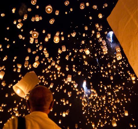 Loi Krathong En Yi Peng Een Zee Van Lichtjes En Een Hemel Vol Sterren