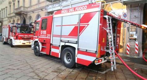 Esplosione In Un Negozio In Centro A Milano Le Fiamme Devastano Un