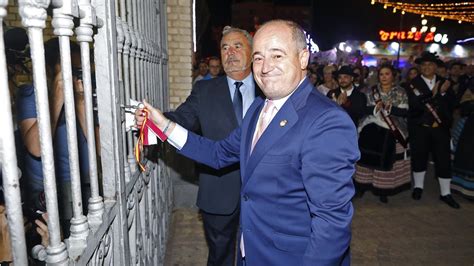 El Alcalde De Albacete Cierra La Puerta De Hierros Y Clausura La Feria