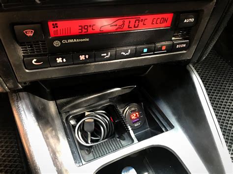 USB зарядка вместо прикуривателя — Volkswagen Golf Mk4, 1,4 л, 1998 ...