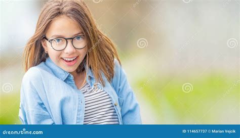 Portrait De Jeune Fille Adolescente Smilling Heureuse Avec Des Verres