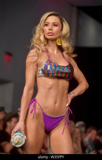 Hot Sexy Sara Balint Bikini Pics