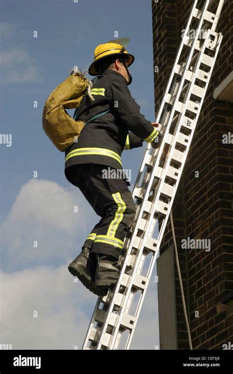 Ecfrs Vigili Del Fuoco Fireman Sale Una Scala Foto Stock Alamy