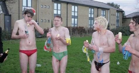 Etre Nu Partout Bizutage Naked