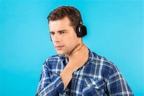 Стильный привлекательный красивый молодой человек слушает музыку в ...
