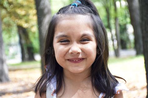 Piccola Ragazza Latina Che Ride Nel Parco Fotografia Stock Immagine Di Innocenza Bolivia