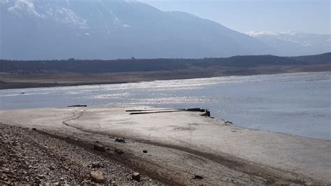 Liqeni i Fierzës po thahet Niveli më i ulët për shkak të mungesës së