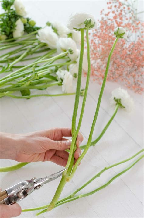 Frühlings Hochzeit in Weiß und zartem Nude mit viel frischem Grün Lockeren Greenery Brautstrauß